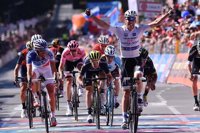 Jungels se estrena con un triunfo en el sprint de Bergamo y Dumoulin cede seis segundos