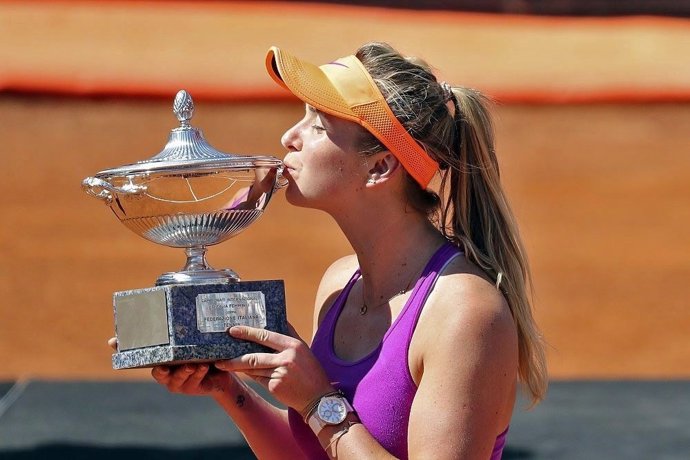 Elina Svitolina besa el trofeo de campeona en Roma
