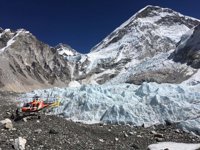 La muerte de un escalador estadounidense eleva la cifra de víctimas mortales en el Everest a tres esta temporada