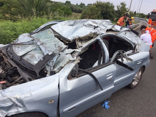 El vehículo ha quedado dañado por el accidente