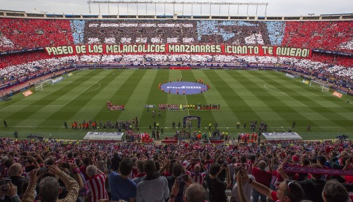 El Atlético despide el Calderón con un sentido homenaje junto a todos sus título