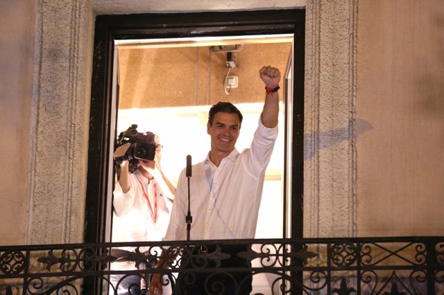 Pedro Sánchez se asoma al balcón de Ferraz tras ganar las primarias