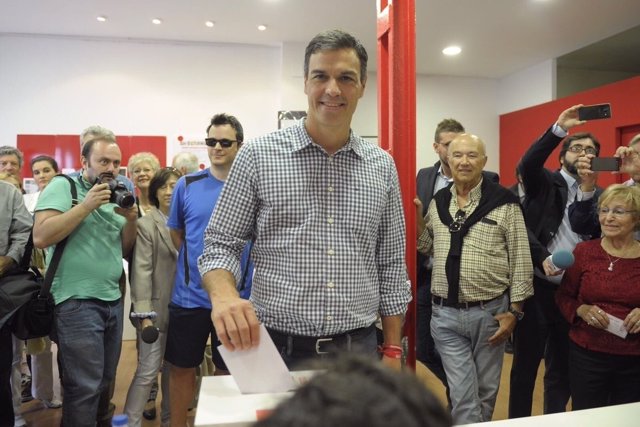 Pedro Sánchez deposita su voto en la urna de las elecciones primarias del PSOE
