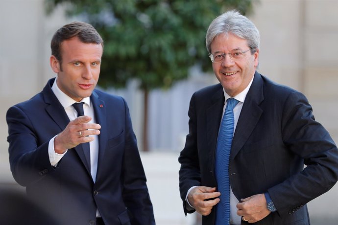 Emmanuel Macron y Paolo Gentiloni en París