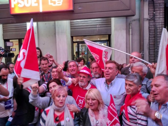 Simpatizantes de Pedro Sánchez celebran su vistoria en las primarias del PSOE