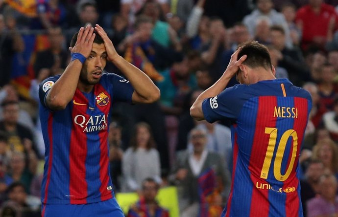 Luis Suárez y Leo Messi lamentan una ocasión fallada