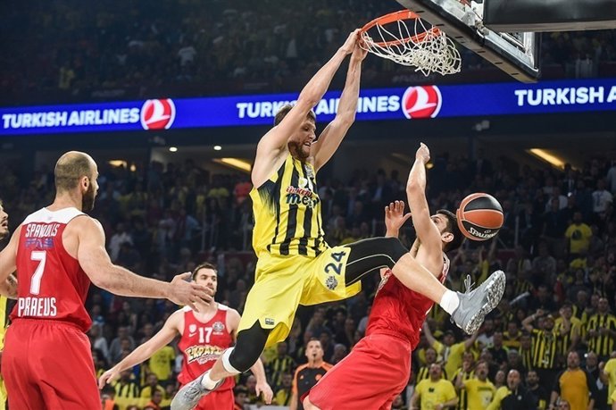 Vesely machaca el aro 