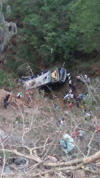 Mueren 17 personas tras caer un autobús por un barranco de 90 metros de profundidad en Chiapas