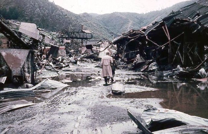 Persona recorriendo una fábrica destruida cerca de Corral (Chile)