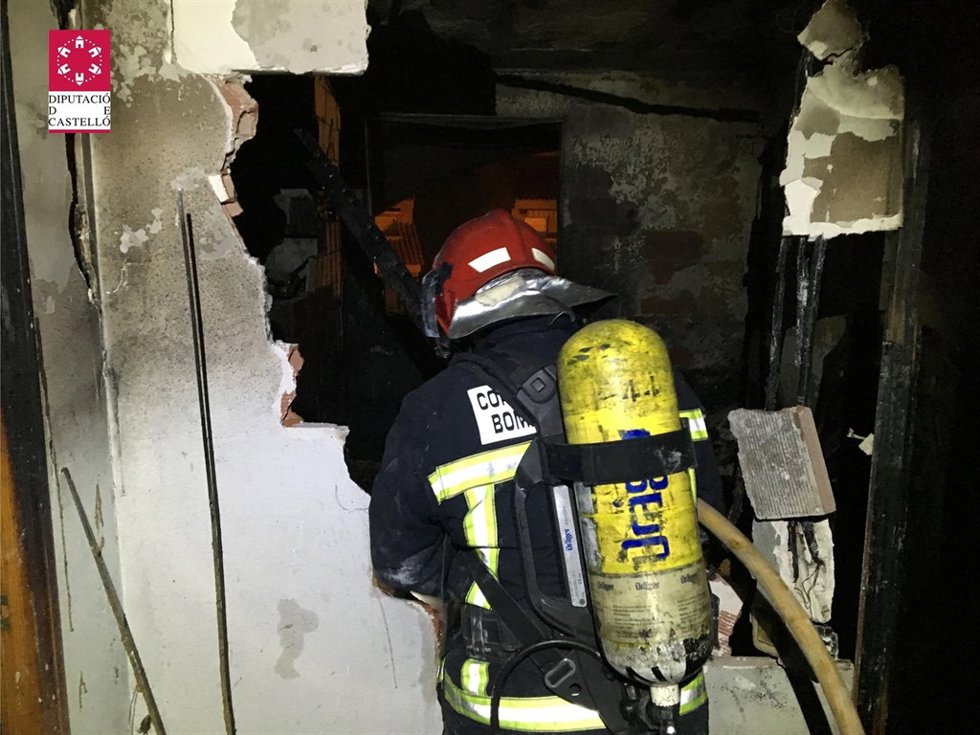 Un bombero en las labores de extinción