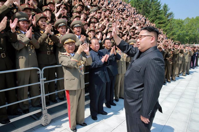 El líder norcoreano, Kim Jong Un, saludando a científicos