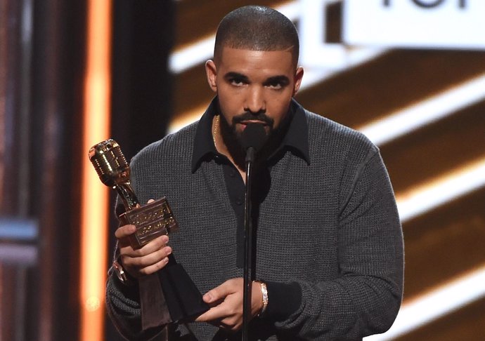 LAS VEGAS, NV - MAY 21: Drake accepts the Top Male Artist award at the 2017 Bill