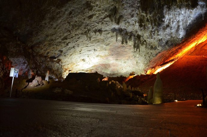 Estación de control en una de las estancias de la cueva llamada de los ‘Obispos'