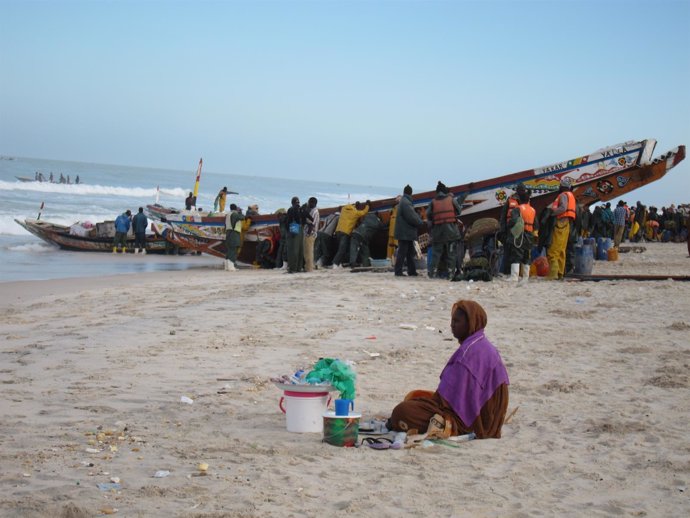 Pescadores mauritanos en la playa de Nuackchott