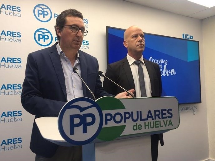El presidente del PP de Huelva, Manuel Andrés González, y alcalde de Calañas.