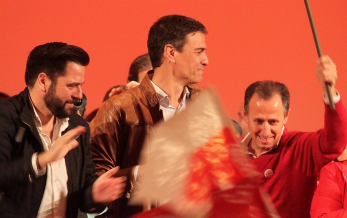 Fran González, del PSOE de Cádiz, con Pedro Sánchez
