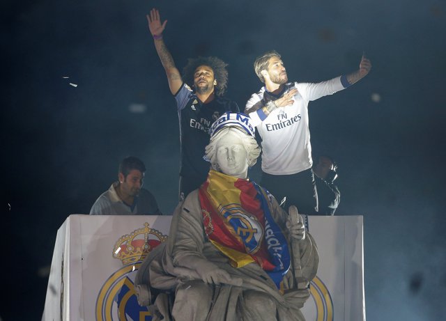 Sergio Ramos i Marcelo a la part alta de la Cibeles