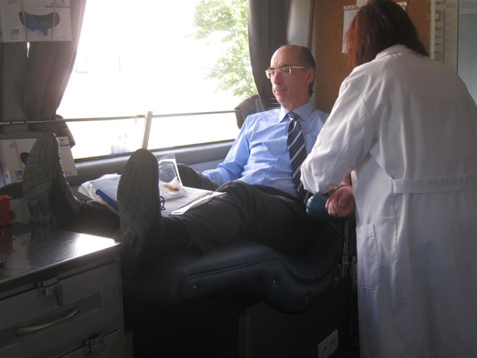 El conselleiro de Sanidade, Jesús Vázquez Almuiña, dona sangre