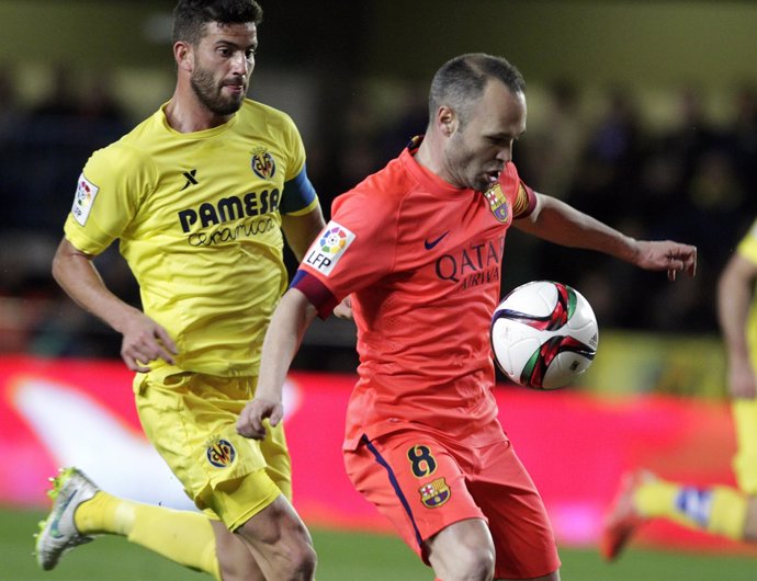 Musacchio pelea con Iniesta por un balón en El Madrigal