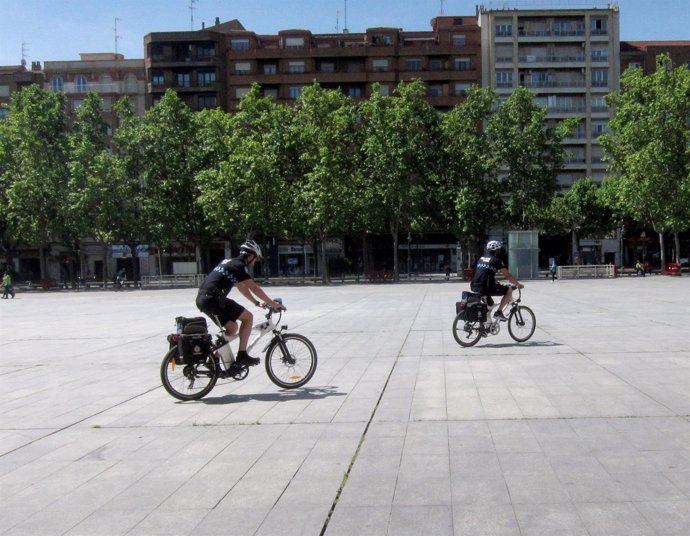 Dos de los agentes en bici de la Policía Local de Logroño