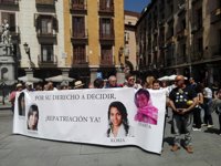 Los padres de Maloma protestan ante el Ministerio acompañadas de Jimena Rico y su novia