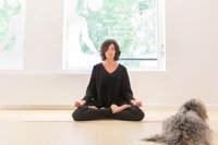 Una japonesa imparte un taller de yoga facial para eliminar los signos del estrés y recuperar el gesto