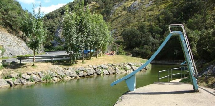 El río Araxes, en Betelu, nueva zona de aguas de baño natural. 