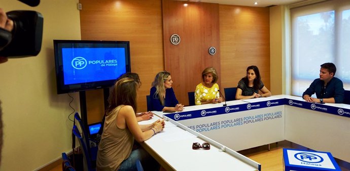 Oña en una reunión en la sede del PP de Málaga 