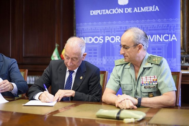 Gabriel Amat y el General Martín Cabrero, durante la firma del convenio.