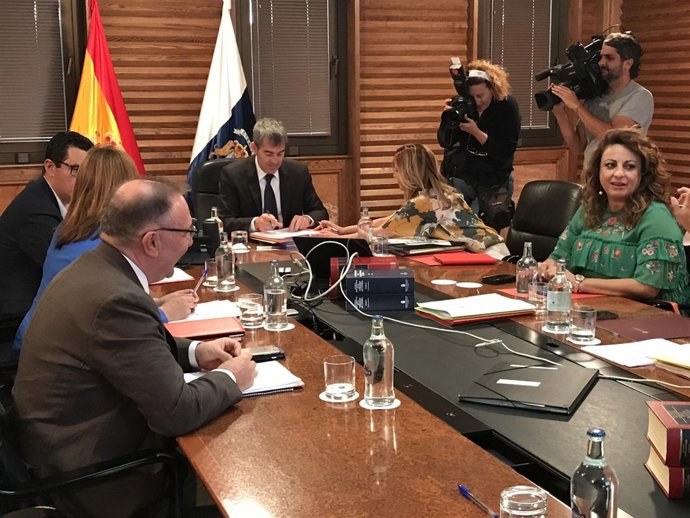 Consejero canario de Sanidad, José Manuel Baltar (prrimero por la izq.)