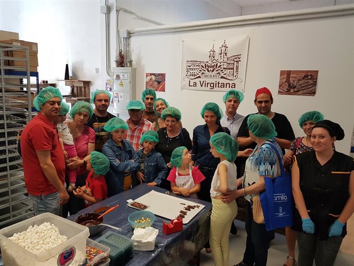 Los participantes en la ruta han visitado una fábrica de chocolate y miel.