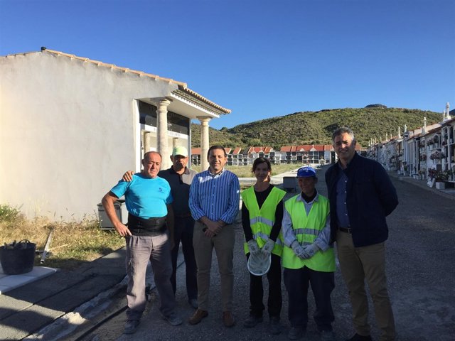El diputado Guillermo Casquet junto a los trabajadores del PFEA.