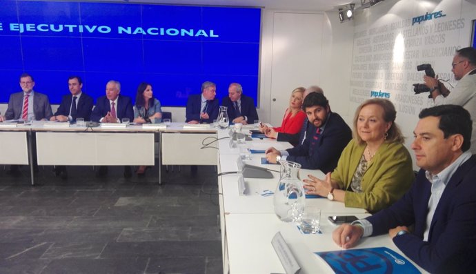 Mercedes Fernández, (segunda por la derecha) en el Comité Ejecutivo Nacional. 