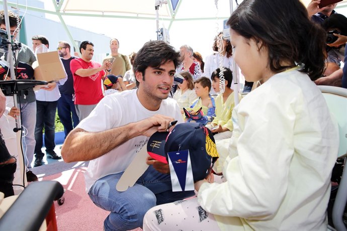 Carlos Sainz xerra amb els nens del 12 d'Octubre