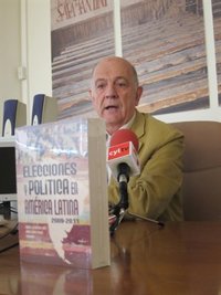 Colombia concede la ciudadanía al profesor de la USAL Manuel Alcántara por su labor investigadora