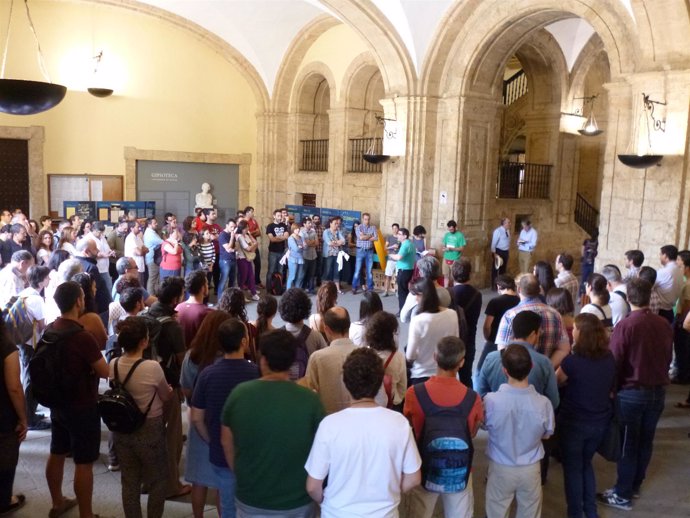 Asamblea a la puerta del Rectorado de la US con motivo de la huelga