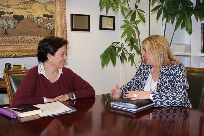 Imagen de la reunión entre ambas representantes. 