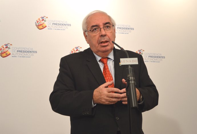 Vicente Alvarez Areces ofrez una rueda de prensa nel Senáu