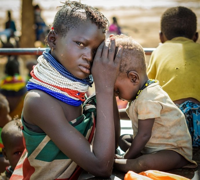 Les famílies porten als seus nens malnutrits a pesar i mesurar 