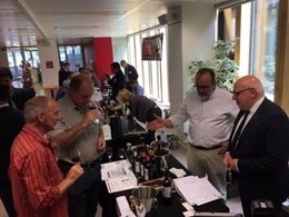 L'conseller J.Baiget en el tast de vins catalans a Brussel·les