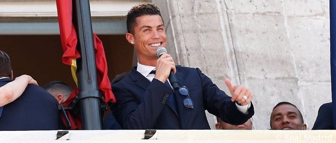 Cristiano Ronaldo en el balcón de la Comunidad de Madrid celebra la Liga
