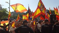 Unas 200 personas protestan contra la conferencia de Puigdemont en Madrid