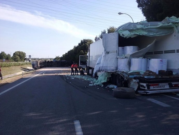 Accidente entre dos camiones en la AP-15, en Tafalla