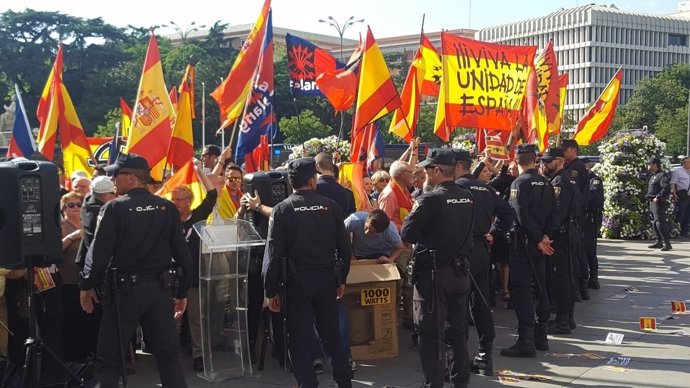 Protesta contra la conferència de Puigdemont a Madrid