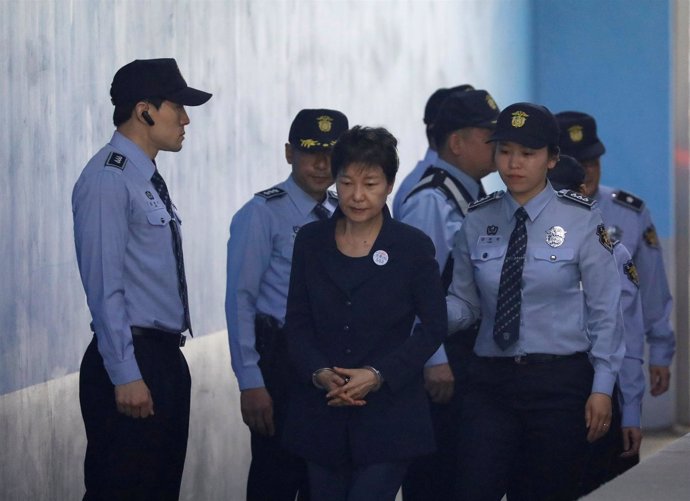 Expresidenta de Corea del Sur Park Geun Hye, esposada, llega a juicio