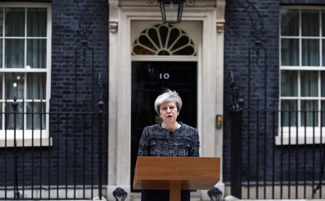 Theresa May frente a Downing Street