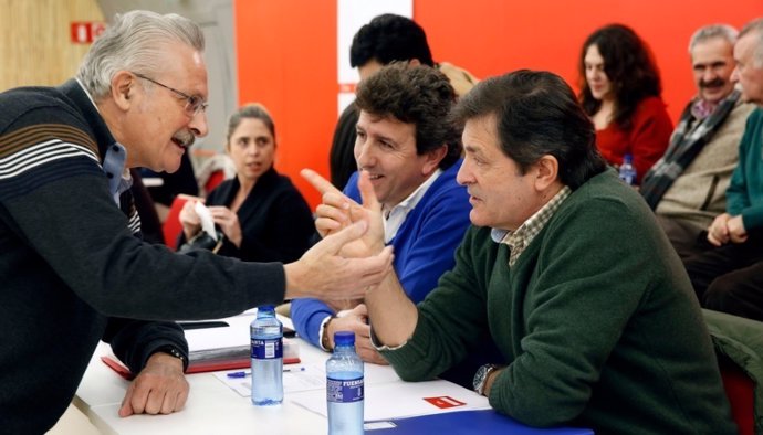 Jesús Gutiérrez y Javier Fernández hablan con Antonio Trevín