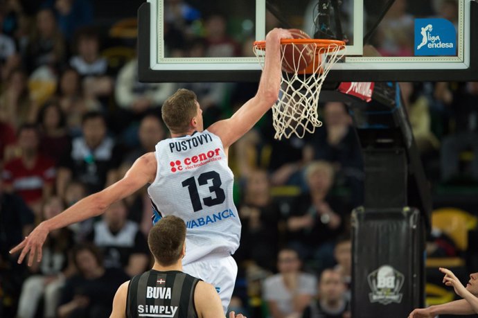 Pustovyi machaca ante Buva en el Bilbao Basket-Rio Natura Obradoiro