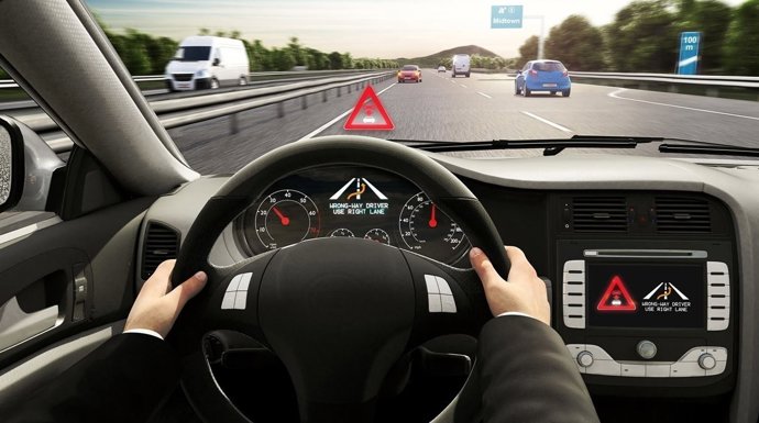 Conductor al volante de un coche