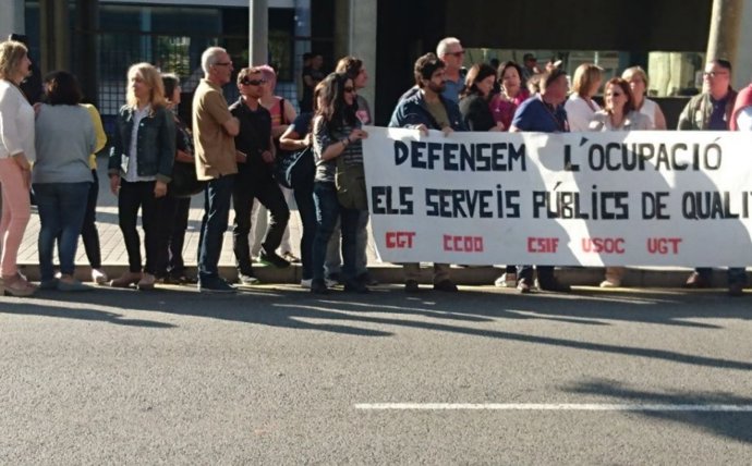 Concentració davant l'oficina de la Verneda